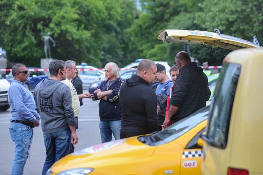 Таксита обикалят сградата на Столична община в протест срещу промените по Патриарха