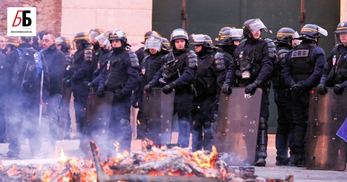 Стотици служители на затворите във Франция излязоха на протести, след