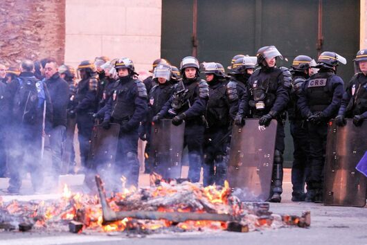 Масови протести във френски затвори след убийството на двама надзиратели