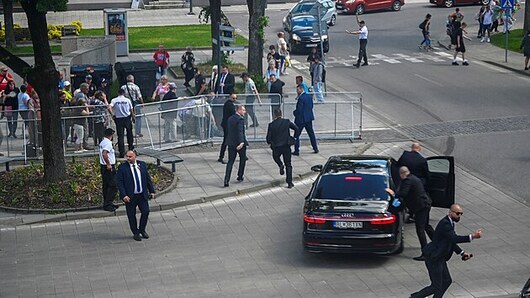 Премиерът на Словакия Роберт Фицо е бил откаран в болница