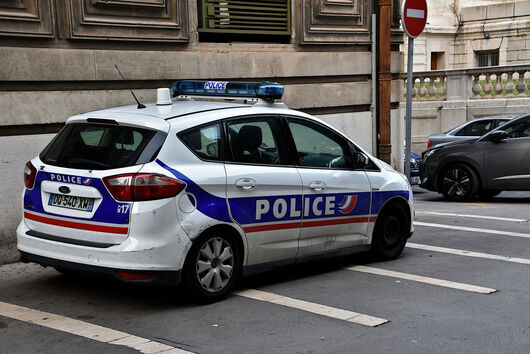 Френската полиция застреля въоръжен мъж който е предизвикал умишлен пожар