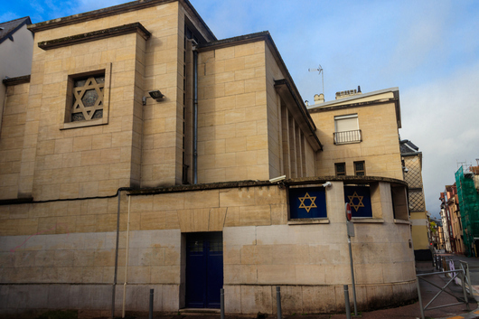 Мъж подпали синагога във Франция, проявите на антисемитизъм зачестяват