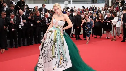 Мария Бакалова мина по червения килим в Кан с рокля на Dolce& Gabbana