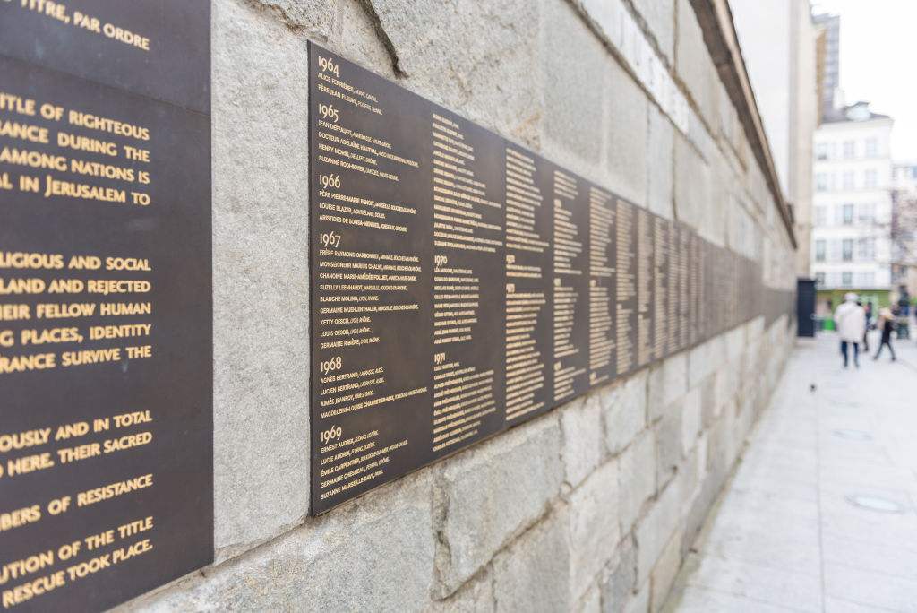 Българи са надраскали мемориала на Холокоста в Париж. Франция разследва руска намеса