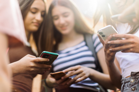 Да се забранят ли смартфоните за деца до 16 г.? Англия обмисля радикални мерки