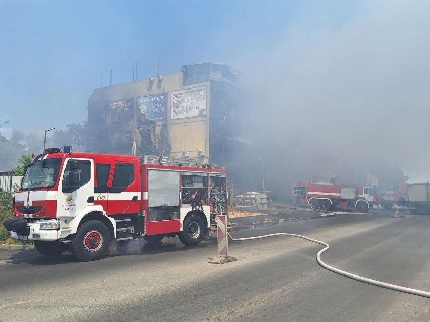 4 души са в болница след голям пожар в склад във Варна