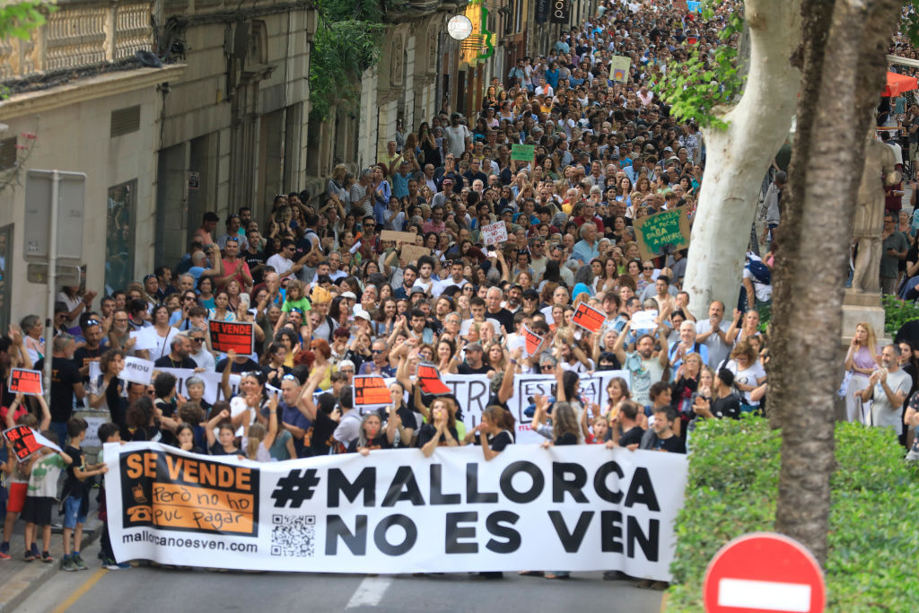 Хиляди излязоха на протест срещу масовия туризъм в Палма де Майорка