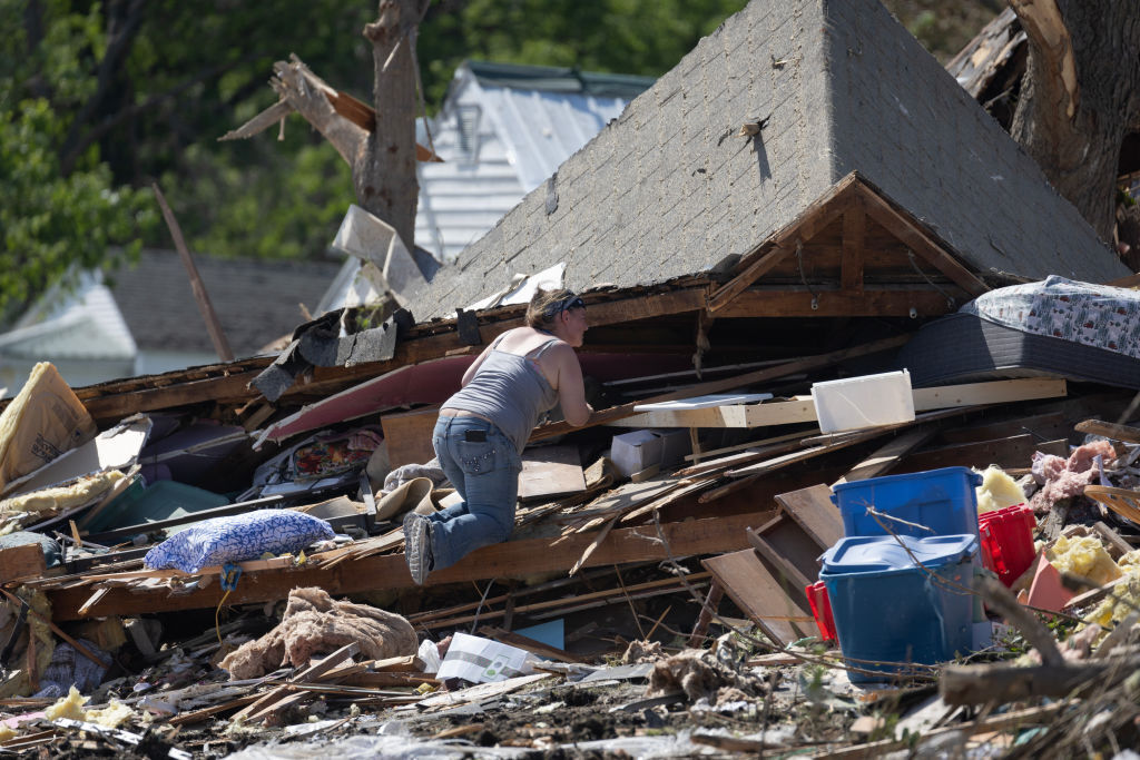 Торнадо и бури отнеха живота на поне 21 души и разрушиха стотици сгради в САЩ