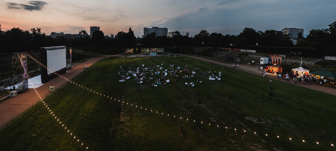 Идеята на “Cinema Under the Stars” е за кино на открито на голям екран, чист въздух, добра компания, вкусна храна и селектирани кино заглавия.