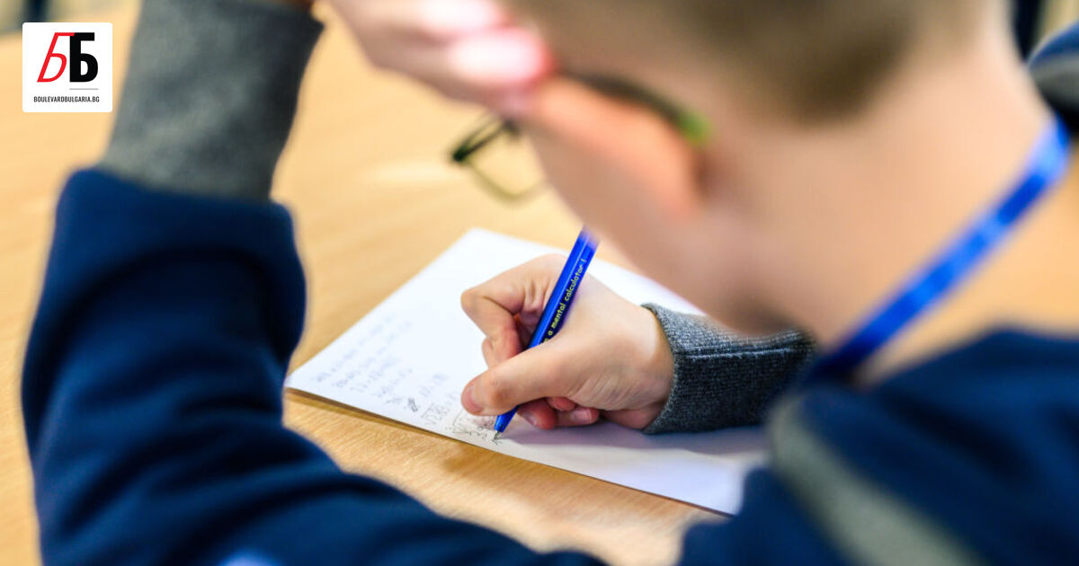 Седмокласниците се явяват на национално външно оценяване по математикаИзпитът започва