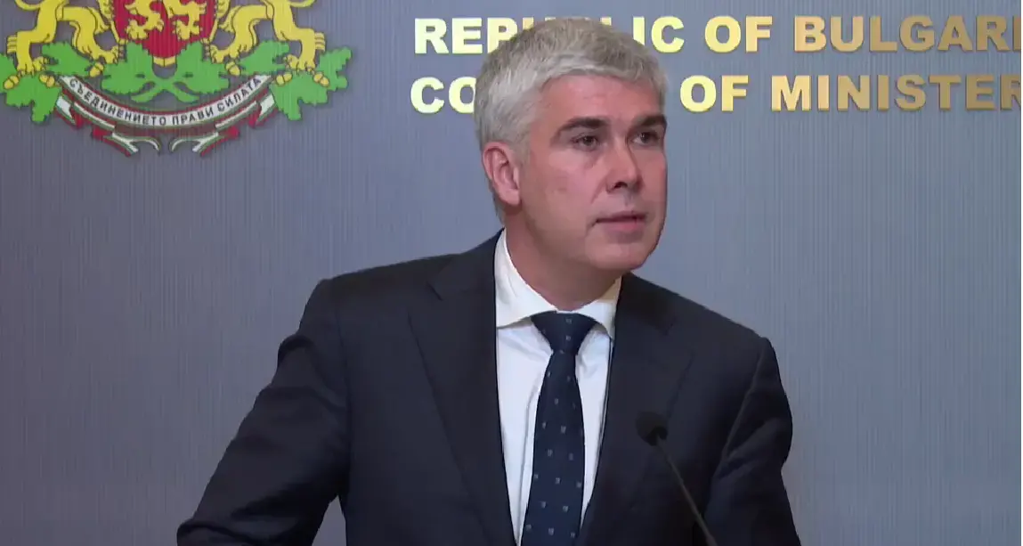 Служебният министър на енергетиката научил от медиите за продажбата на "Лукойл"