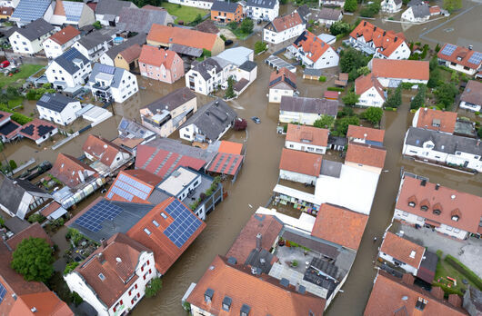 Пожарникар загина, а хиляди в Южна Германия са евакуирани след наводнения