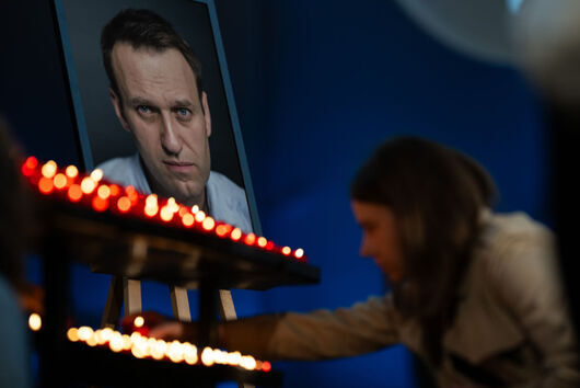 Месеци след смъртта на опозиционера Алексей Навални руските власти продължават