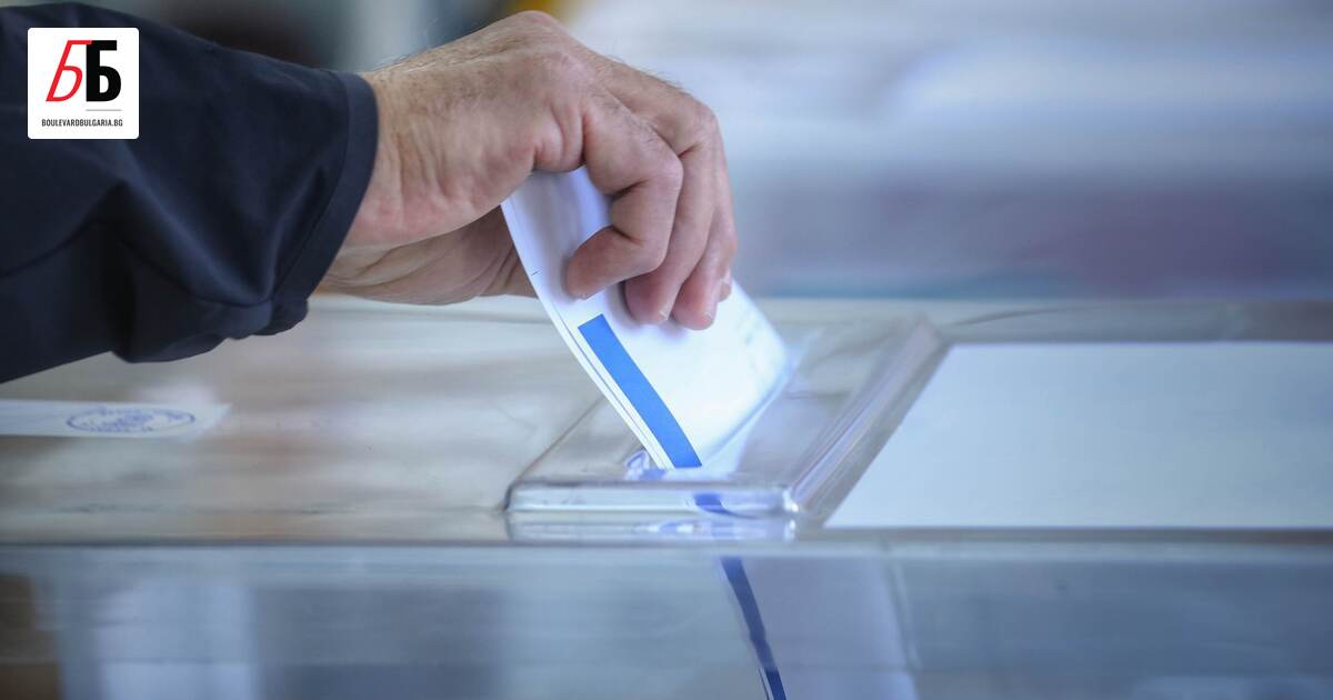 Председател на Секционна избирателна комисия (СИК) гласува вместо избиратели, информират
