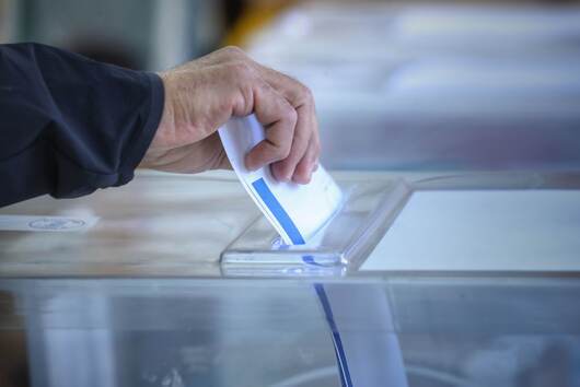 Председател на Секционна избирателна комисия СИК гласува вместо избиратели информират