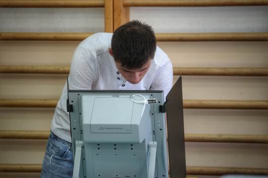 Масово в страната не се позволява гласуване с машина, ако избирателят иска да участва само в единия вот