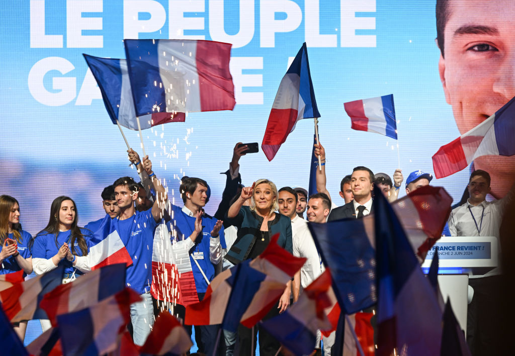 Крайнодясната партия на Марин Льо Пен води с два пъти повече пред коалицията на Макрон
