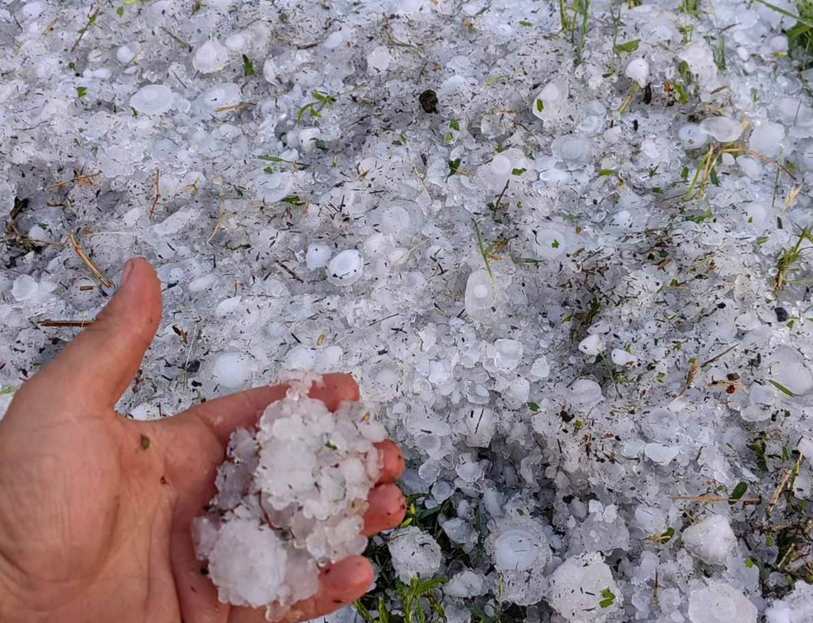 Силни бури и градушки нанесоха сериозни щети, опасното време продължава