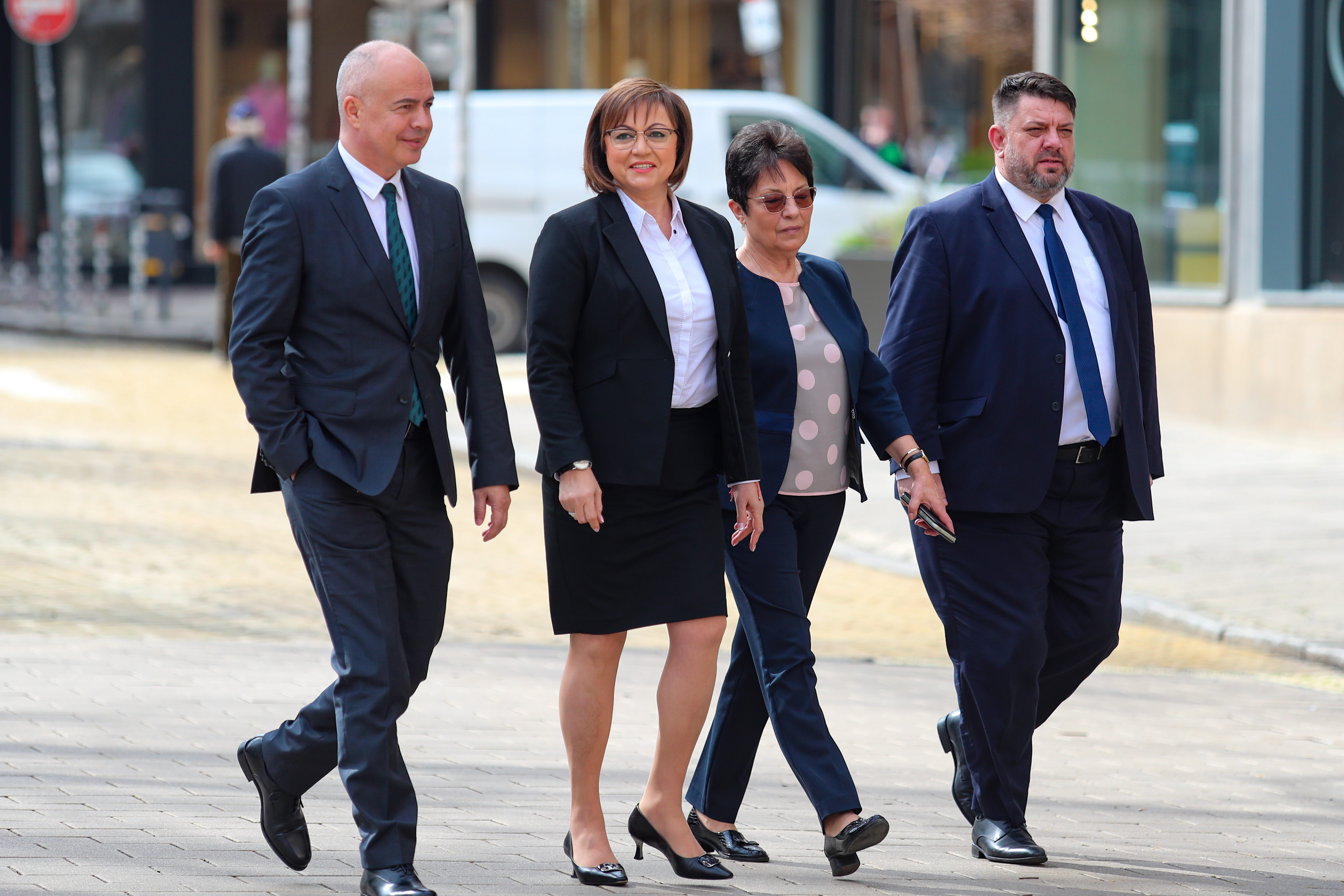 В БСП извадиха дългите ножове срещу Корнелия Нинова