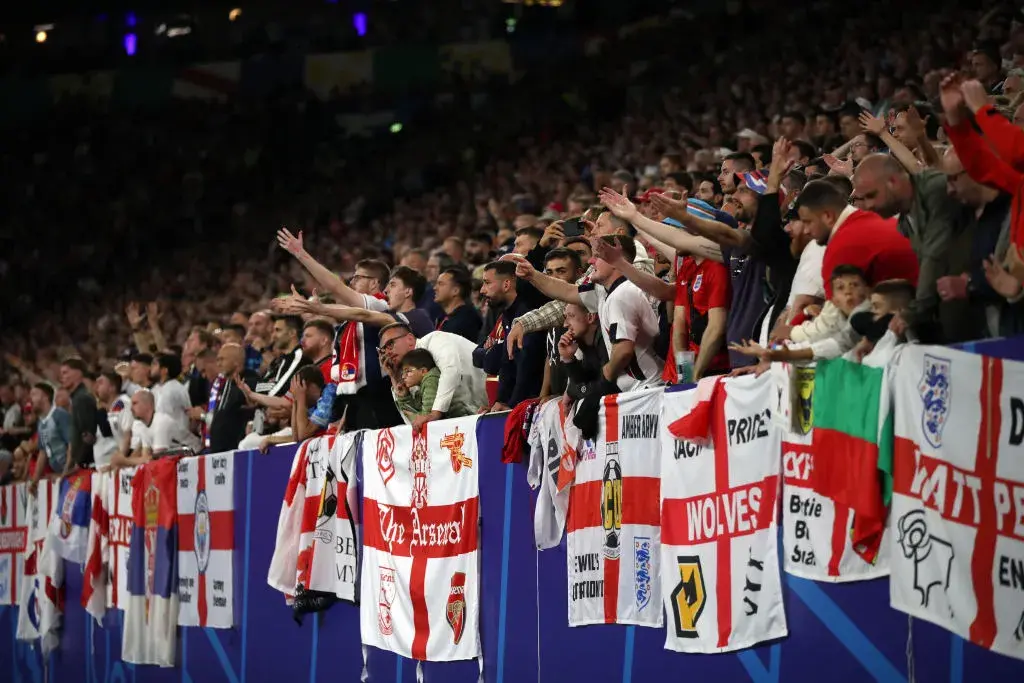 УЕФА има проблем с руските знамена на мачовете от Европейското по футбол