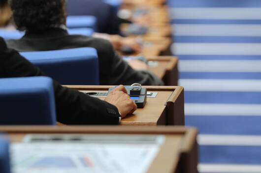ГЕРБ е с най-много комисии в 50-ия парламент, ДПС на Пеевски пое "Бюджет и финанси"