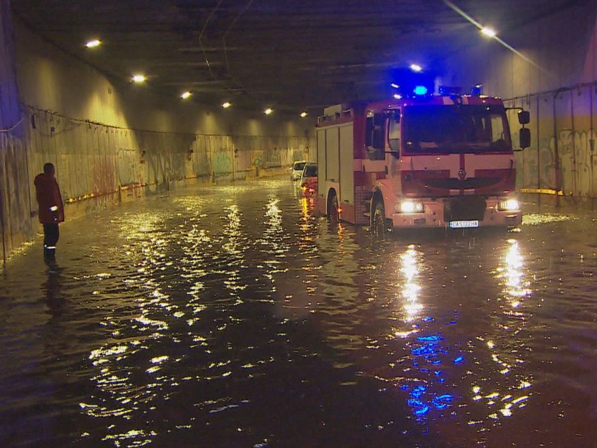 Наводнени улици, подлези и десетки сигнали след дъждовете в Северозападна България