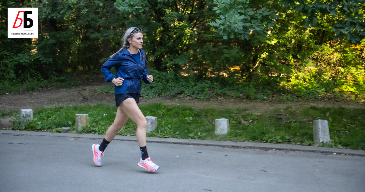 Тя е от Шумен. По професия е юрист. Никой в