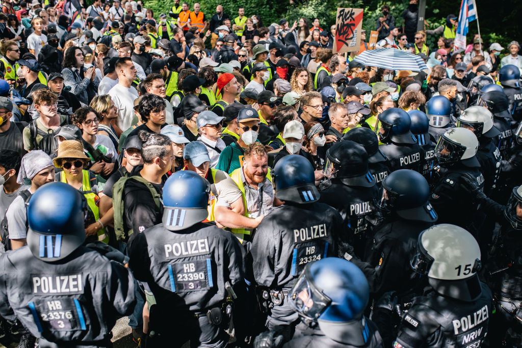 Размирици избухнаха в Германия, след като хиляди се опитаха да спрат конгреса на крайната десница