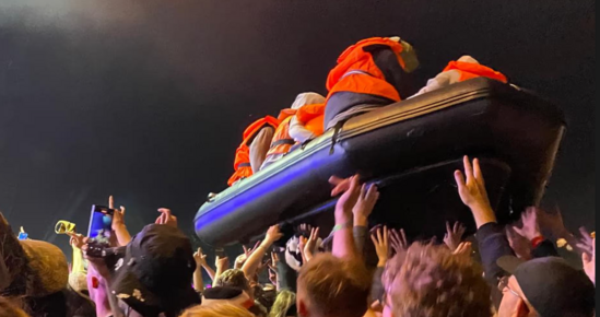 Banksy пусна лодка с мигранти на фестивал в Гластънбъри