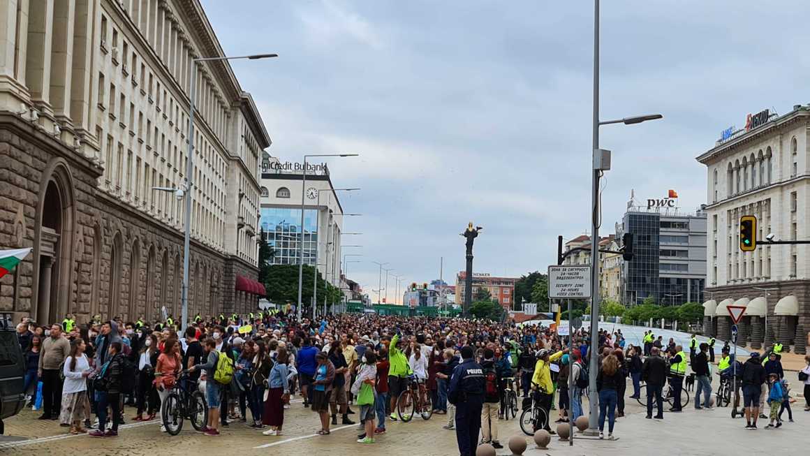 "Морето е за всички, не е за богати чички": Стотици граждани на протест в защита на природата