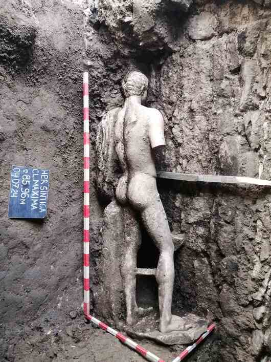  Първата изцяло мраморна статуя в България беше открита при разкопки в Хераклея Синтика 