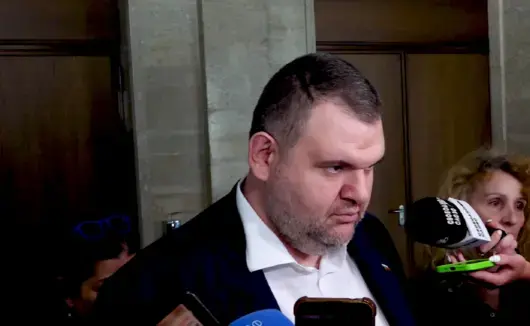 Пеевски явно вече не е в опозиция - няма да даде "деребеите да свалят правителството"