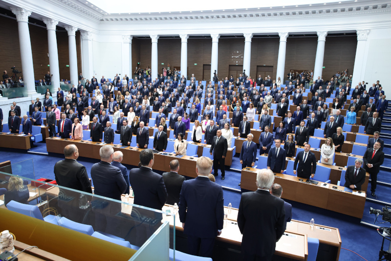 Парламентът се връща от ваканция, групата на БСП може да се разцепи