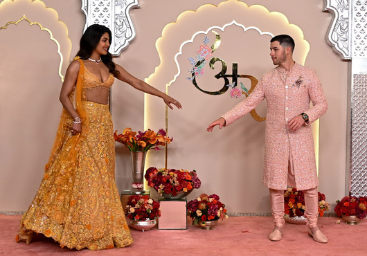 Ник Джонас, Тони Блеър, Кардашиян и още звездни гости на "сватбата на годината" в Индия