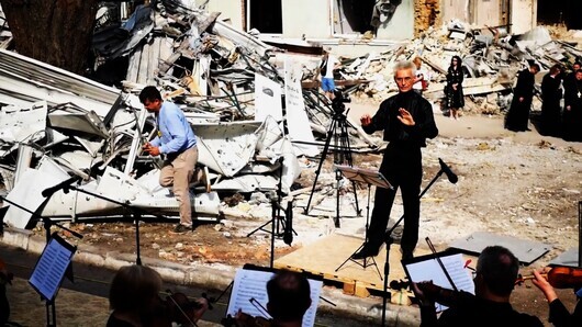 Обединени в скръбта: Киевски оркестър свири пред руините на детската болница в Киев