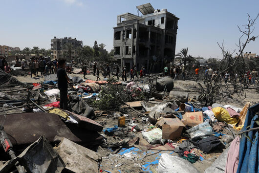 Десетки загинаха след израелски удар в хуманитарна зона, насочен срещу лидер на "Хамас"