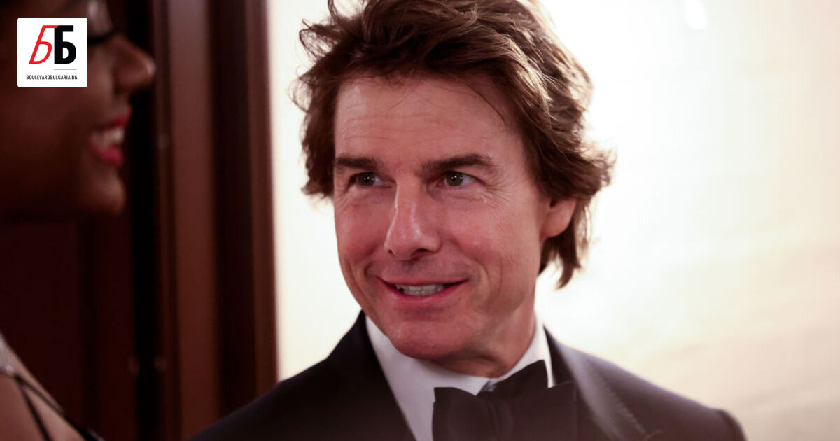 Том Круз виси от борда на самолет в поредна смела