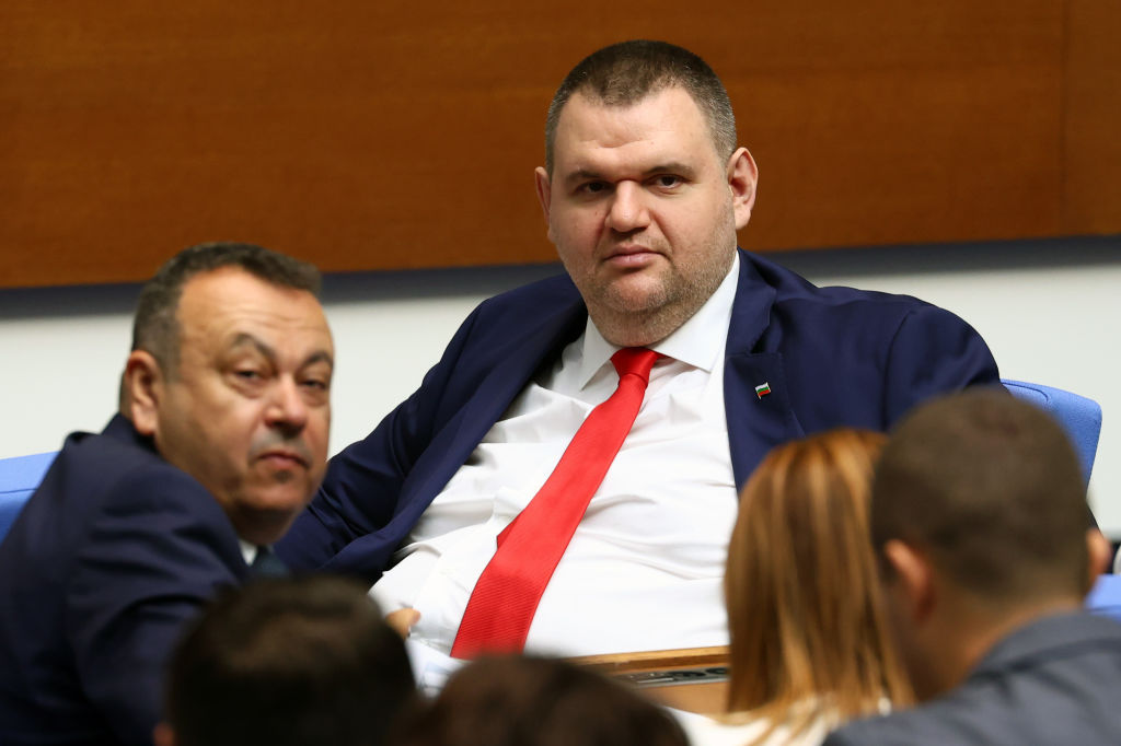 Проектът на Пеевски за закриване на антикорупционната комисия е временно блокиран
