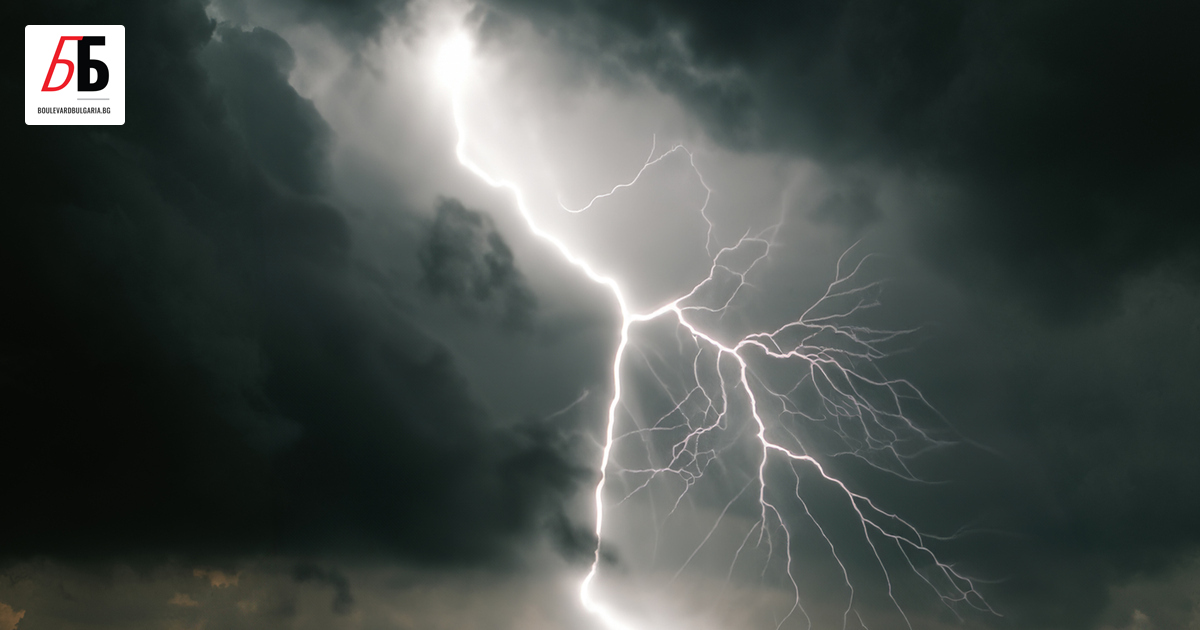 Мъж и 10-годишно дете са ударени от мълния в Стара