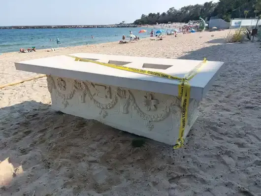 Античен саркофаг от римската епоха е открит случайно на плажа край Варна