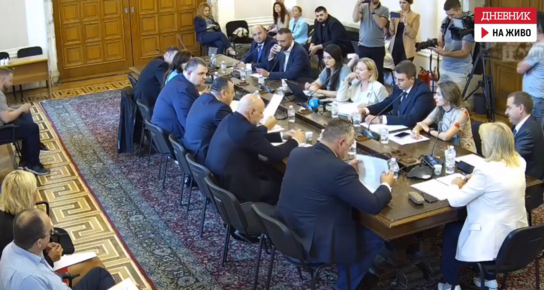 Пеевски се появи в комисията "Нотариуса", без да отговори на нито един въпрос