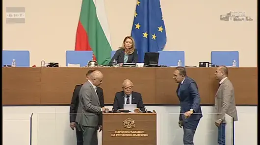 Почти бой в парламента: БСП щурмува трибуната в защита на комунистическия режим (Видео)