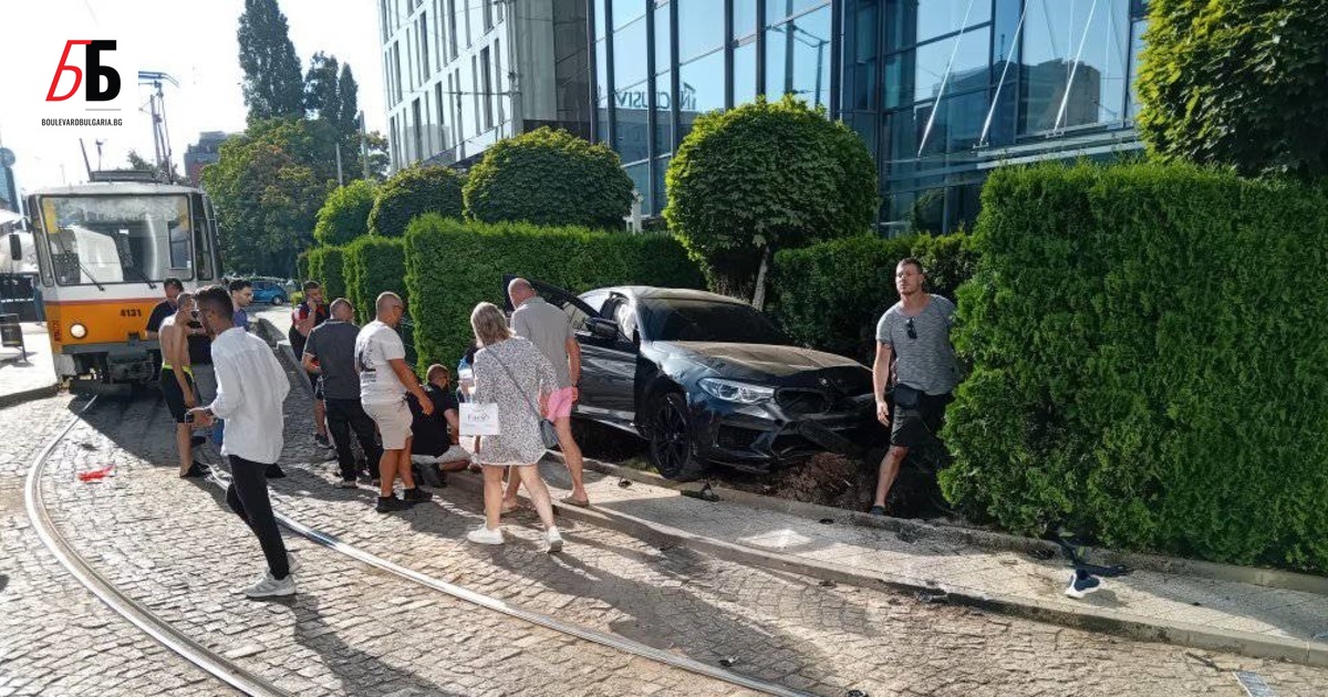 Шофьор се е врязал с автомобила си в спирка на