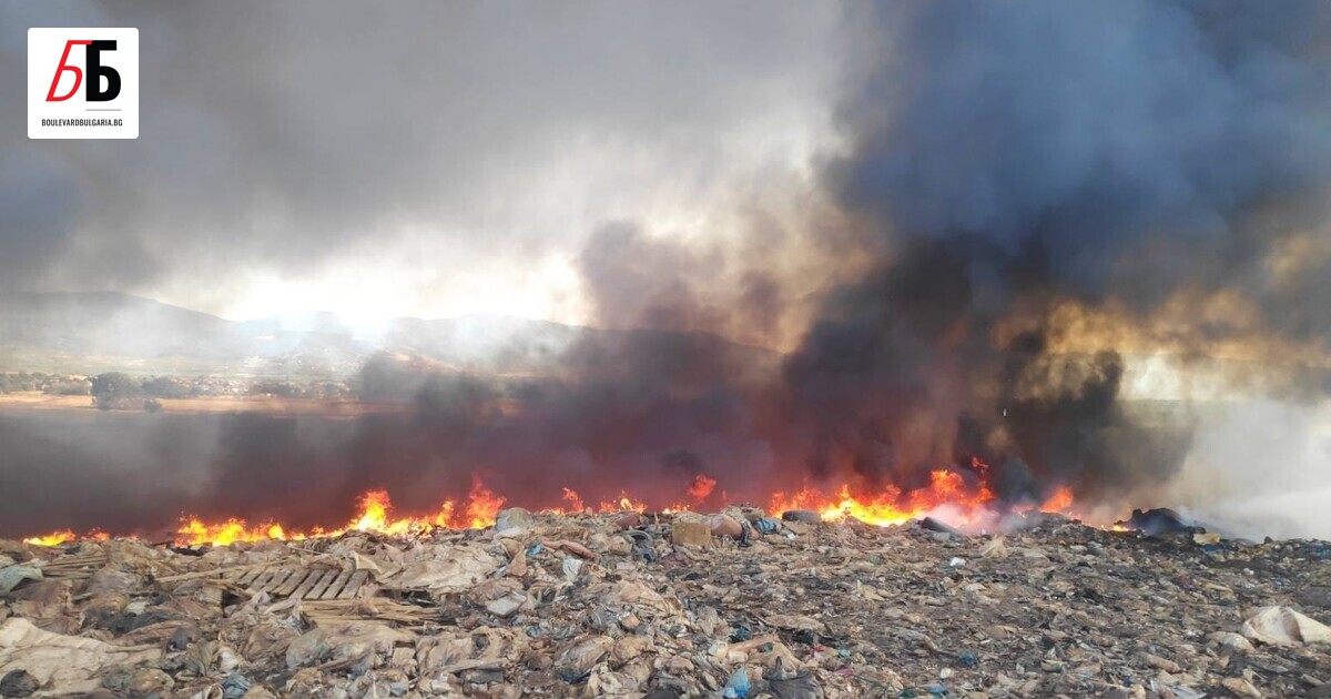 Пожарът в сметището в село Цалапица продължава да гори, но
