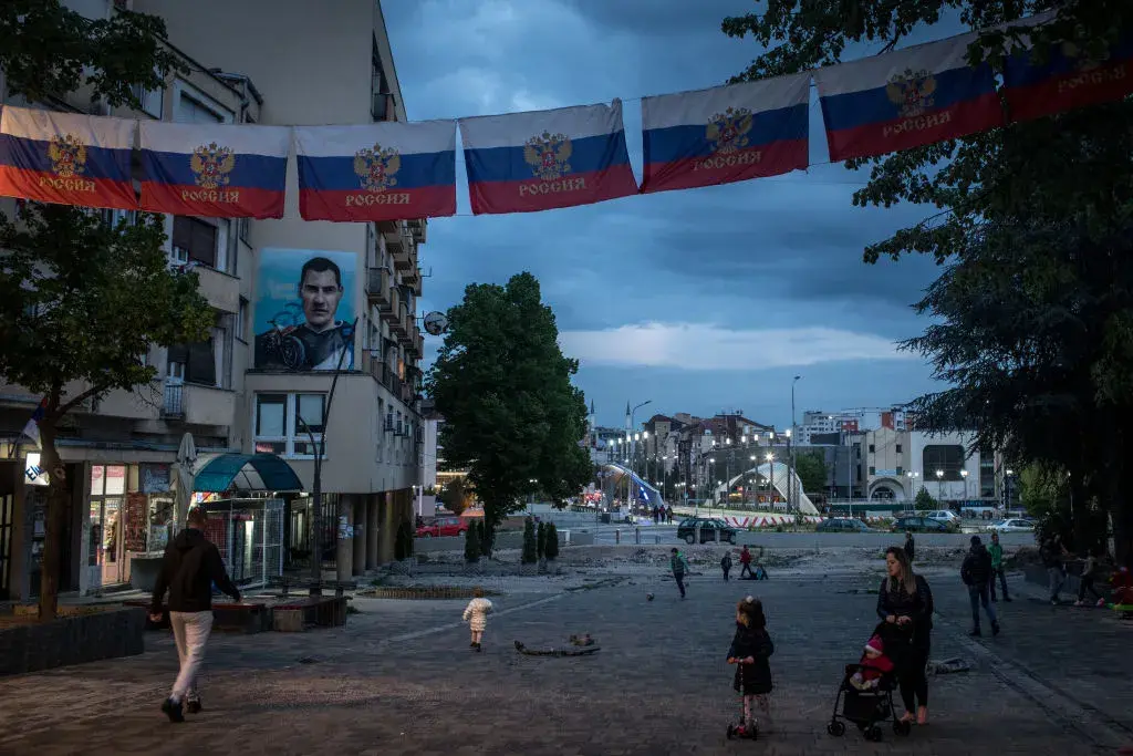 Как Сърбия използва Москва по въпроса за Косово, но "целува" китайското знаме