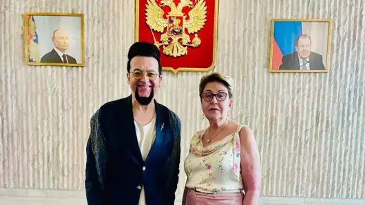 Митрофанова посрещна с кафе и съветски бонбони Евгени Минчев в руското посолство