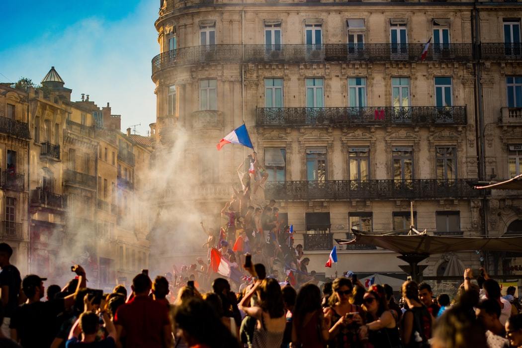 Един по-различен национален празник: Франция оказва чест на хората от първа линия