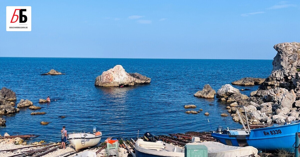 Родена е във Варна, омъжена е за софиянец и е