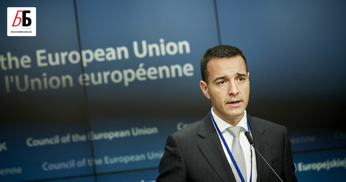 Той се казва Томаш Друкер, министър е на образованието в