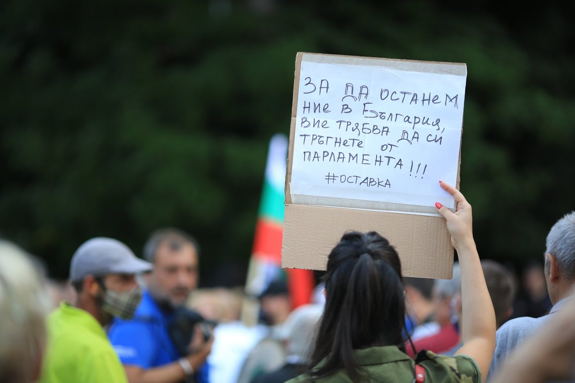 Много млади хора зоват за оставка на управляващите, защото не искат да напускат България, а да останат у дома.